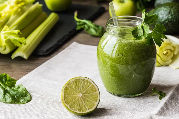 Dieta disintossicante. Frullato verde con diverse verdure su sfondo di legno — Foto Stock