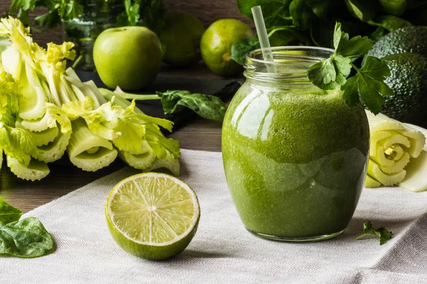 Detoxikační dietu. Zelené smoothie s jinou zeleninou na dřevěné pozadí — Stock fotografie