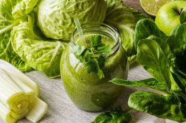 Detoks diyet. Ahşap arka plan üzerinde farklı sebzeli yeşil smoothie