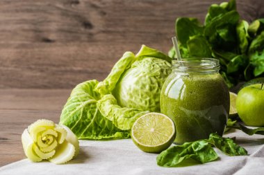 Detoks diyet. Ahşap arka plan üzerinde farklı sebzeli yeşil smoothie