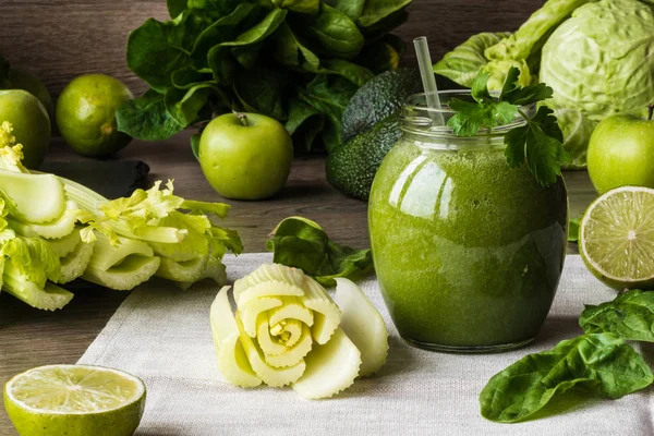 Detox-Diät. grüner Smoothie mit verschiedenen Gemüsesorten auf Holzgrund — Stockfoto