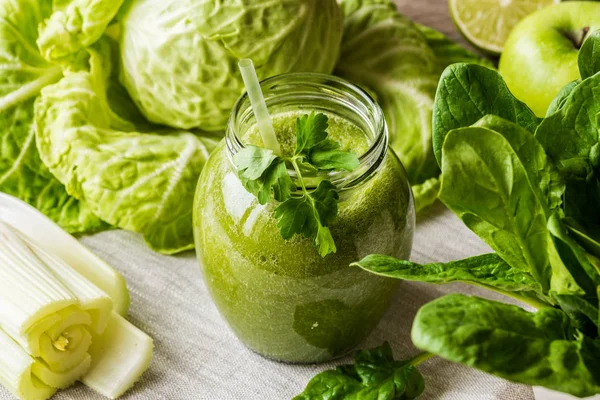 Detoxikační dietu. Zelené smoothie s jinou zeleninou na dřevěné pozadí — Stock fotografie