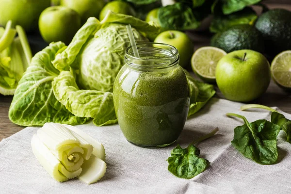 Detoxikační dietu. Zelené smoothie s jinou zeleninou na dřevěné pozadí — Stock fotografie