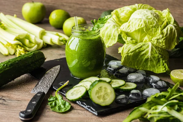 Detoxikační dietu. Zelené smoothie s jinou zeleninou na dřevěné pozadí — Stock fotografie