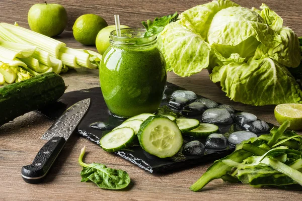 Detoxikační dietu. Zelené smoothie s jinou zeleninou na dřevěné pozadí — Stock fotografie