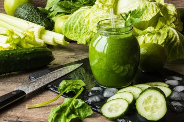 Detoks diyet. Ahşap arka plan üzerinde farklı sebzeli yeşil smoothie