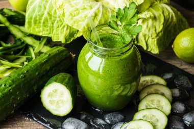 Detoks diyet. Ahşap arka plan üzerinde farklı sebzeli yeşil smoothie