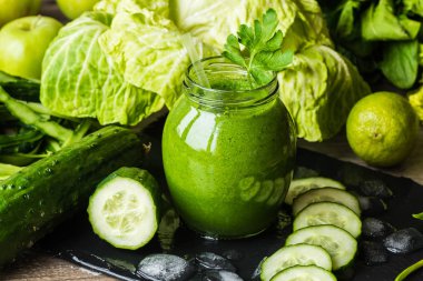 Detoks diyet. Ahşap arka plan üzerinde farklı sebzeli yeşil smoothie