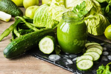 Detoks diyet. Ahşap arka plan üzerinde farklı sebzeli yeşil smoothie