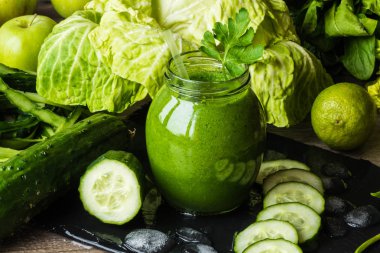 Detoks diyet. Ahşap arka plan üzerinde farklı sebzeli yeşil smoothie