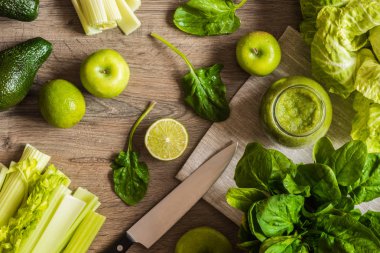 Detoks diyet. Ahşap arka plan üzerinde farklı sebzeli yeşil smoothie