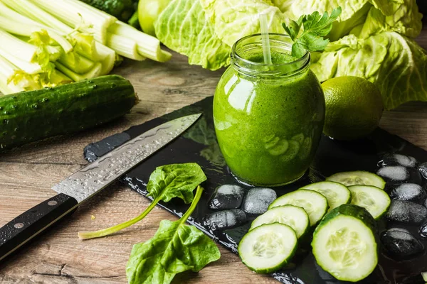 Detoxikační dietu. Zelené smoothie s jinou zeleninou na dřevěné pozadí — Stock fotografie