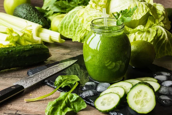 Detox diet. Grön smoothie med olika grönsaker på trä bakgrund — Stockfoto