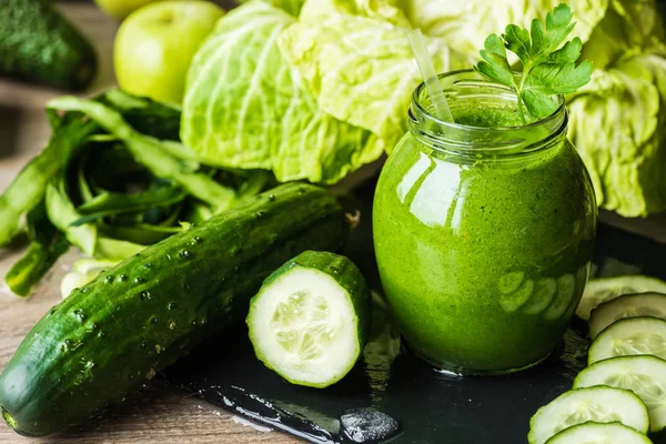 Detox diet. Grön smoothie med olika grönsaker på trä bakgrund — Stockfoto