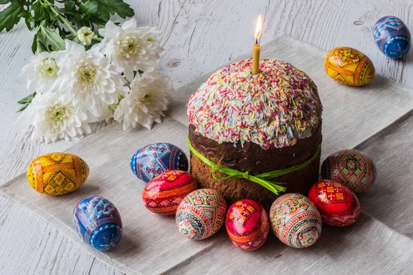 Paskalya kek kulich yumurta ve hafif ahşap arka plan bahar çiçekleri ile