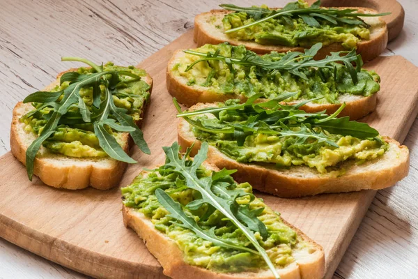 健康な緑食品です。木製の背景にアボカドとビーガン サンドイッチ — ストック写真