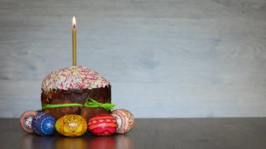Mum ve bahar çiçekleri hafif ahşap zemin üzerine yumurta Paskalya kek kulich