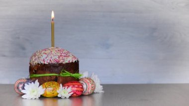Mum ve bahar çiçekleri hafif ahşap zemin üzerine yumurta Paskalya kek kulich