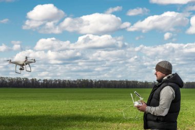 uçan uçak quadrocopter yeşil alan, çalışan adam