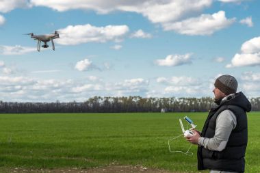 uçan uçak quadrocopter yeşil alan, çalışan adam
