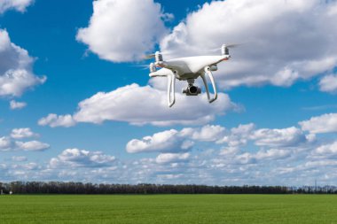 uçan uçak quadrocopter yeşil alan