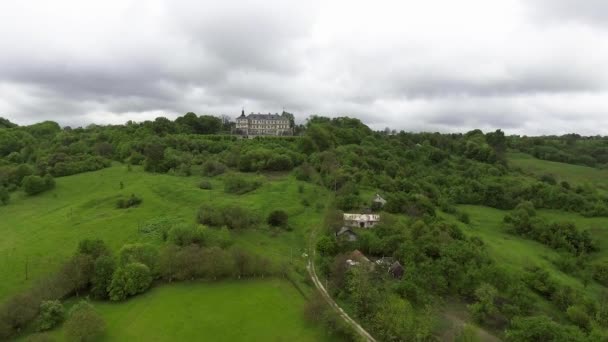 Pidhirtsi Burg. Blick auf die Burg aus der Höhe des Vogelfluges — Stockvideo