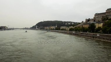 Köprü Budapest Danube Nehri ve gellert hill'dan göster