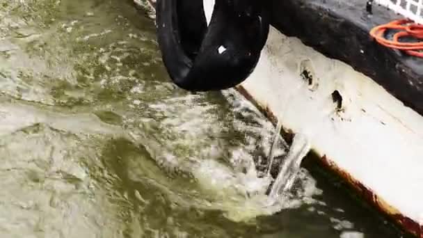 Voda je vypouštěna z lodi — Stock video