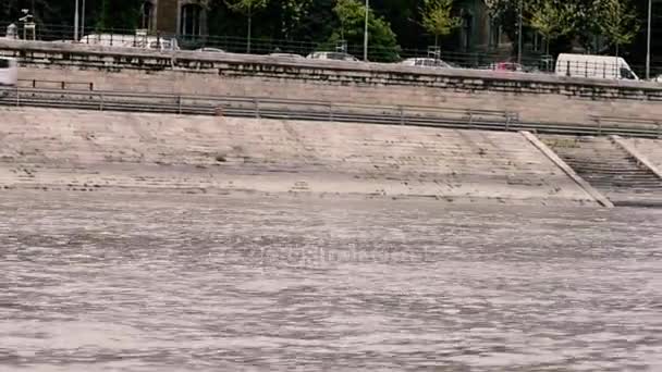 Blick vom Schiff auf die Promenade in Budapest — Stockvideo