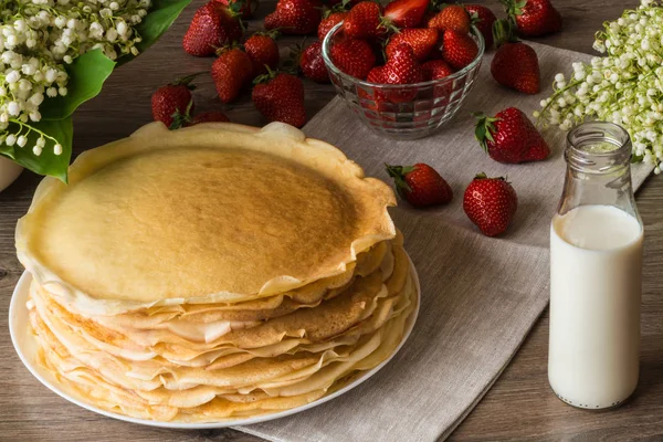 Delicious pancakes on wooden table with strawberries and milk — Stock Photo, Image