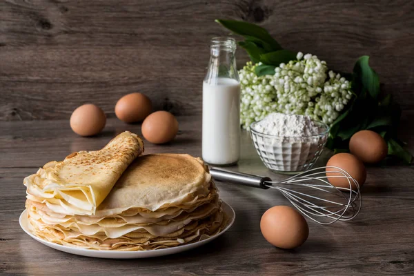 Delicious pancakes on wooden table — Stock Photo, Image