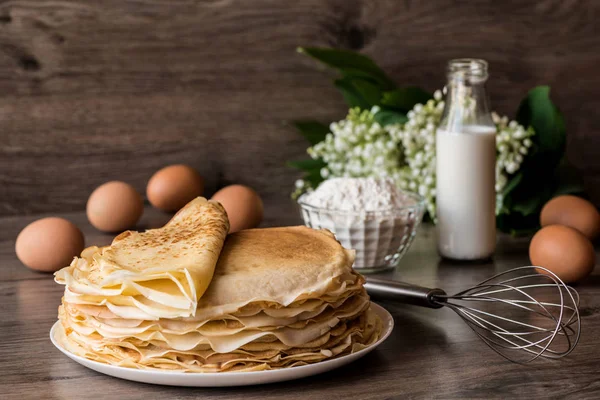 Leckere Pfannkuchen auf Holztisch — Stockfoto