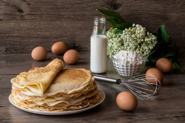 Deliciosas panquecas na mesa de madeira — Fotografia de Stock