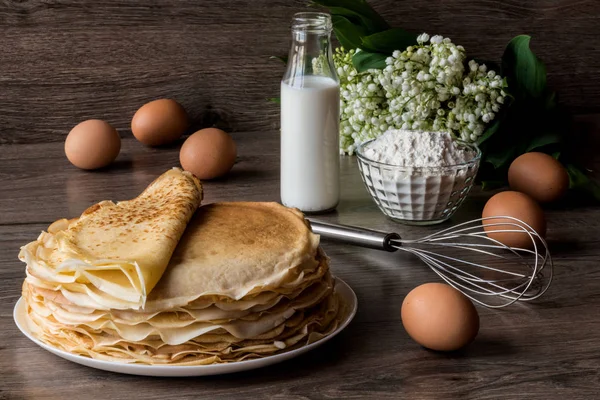 Leckere Pfannkuchen auf Holztisch — Stockfoto