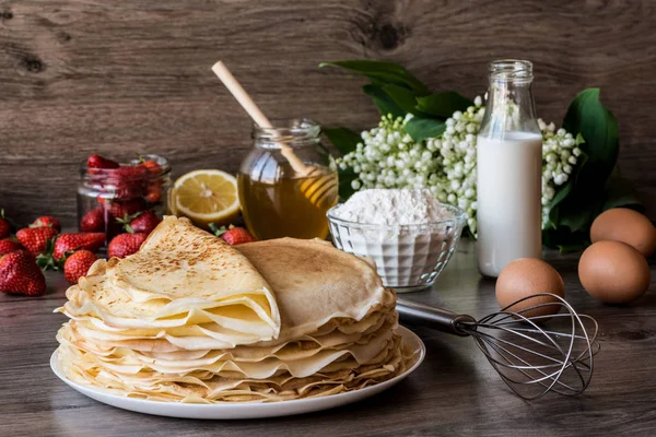 Leckere Pfannkuchen auf Holztisch — Stockfoto