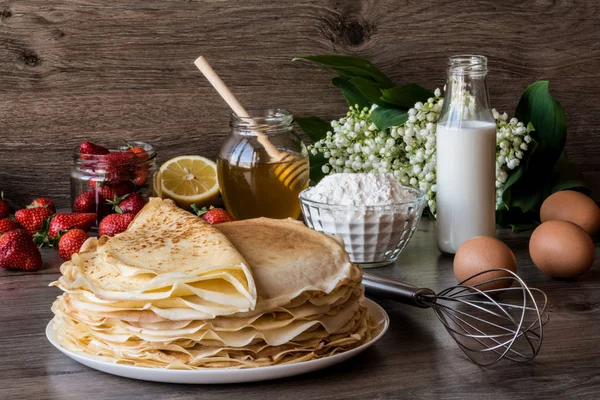 Leckere Pfannkuchen auf Holztisch — Stockfoto