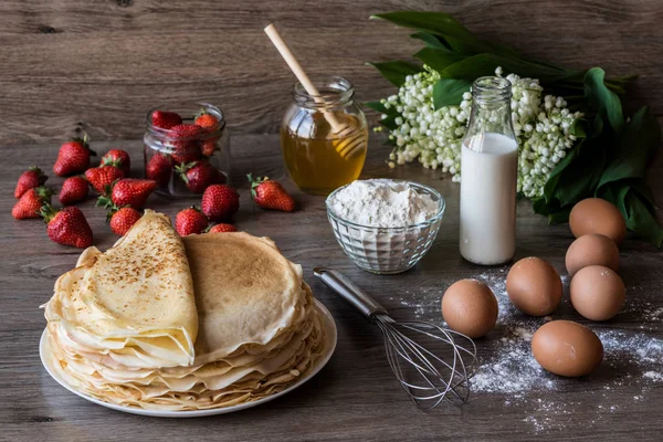 Leckere Pfannkuchen auf Holztisch — Stockfoto