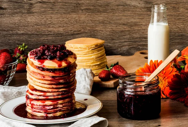 Empilement de crêpes américaines maison servies avec confiture et fraises sur fond de bois — Photo