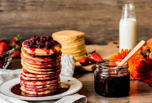 Empilement de crêpes américaines maison servies avec confiture et fraises sur fond de bois — Photo