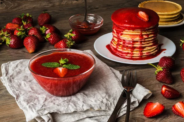 Un bol de sauce aux fraises avec des crêpes américaines — Photo