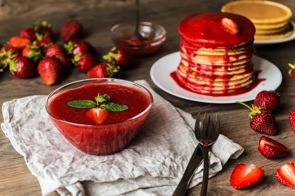 Un bol de sauce aux fraises avec des crêpes américaines — Photo