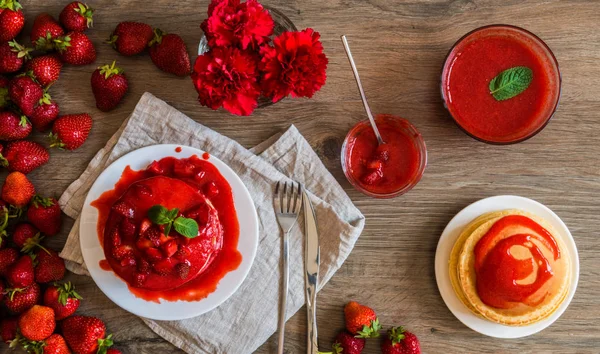 Erdbeerdiät auf einem Frühstück auf hölzernem Hintergrund. — Stockfoto