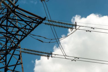 Yüksek voltajlı elektrik iletim kulesi enerji pilonu