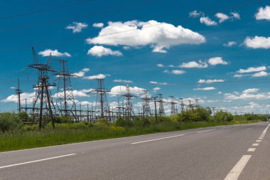 Yüksek voltajlı elektrik iletim kulesi enerji pilonu