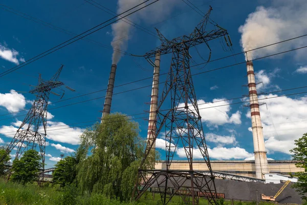 Centrales térmicas y líneas eléctricas. Subestación eléctrica de distribución — Foto de Stock