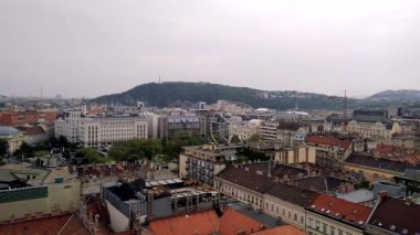 Aziz Istvan Bazilikası'na gelen hava görünümüne dönme dolap Budapeşte'de. Budapeşte tarihi bölümünde evlerin çatıları