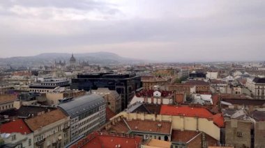 House of Parliament Budapeşte'için havadan görünümü Aziz Istvan Bazilikası'dan. Budapeşte tarihi bölümünde evlerin çatıları