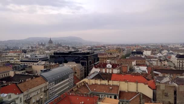 Flygfoto från basilikan Saint Istvan till Riksdagshuset i Budapest. Tak av hus i den historiska delen av Budapest — Stockvideo