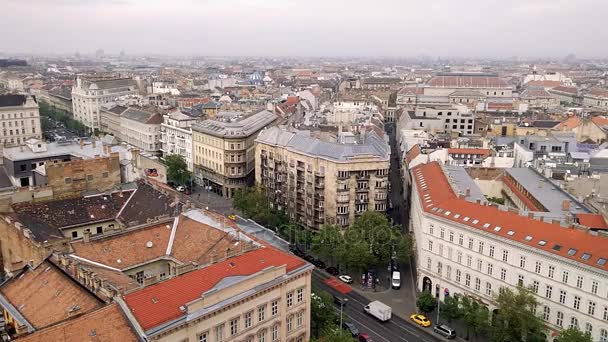 Vista aérea desde la basílica de San Esteban hasta la carretera de Budapest. Techos de casas en la parte histórica de Budapest — Vídeos de Stock