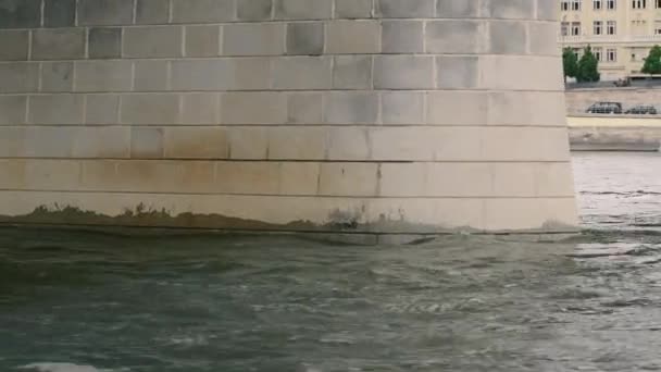 ブダペストのドナウ川の橋の下に浮かぶ — ストック動画